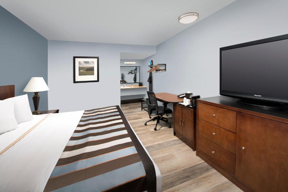 Deluxe King Room interior
